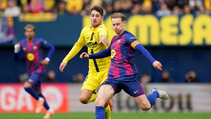 VILLARREAL, SPAIN - DECEMBER 21: Frenkie de Jong of FC Barcelona passes the ball whilst under pressure from Santi Comesana of Villarreal CF during the LaLiga EA Sports match between Villarreal CF and FC Barcelona at Estadio de la Ceramica on December 21, 2025 in Villarreal, Spain. (Photo by Alex Caparros/Getty Images) Barcellona-Villarreal, Liga: seguila in streaming gratis e diretta TV - immagine 1