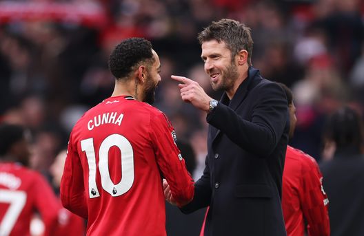 Michael Carrick abbraccia Matheus Cunha dopo la vittoria (Foto di Carl Recine/Getty Images) Manchester United Fulham