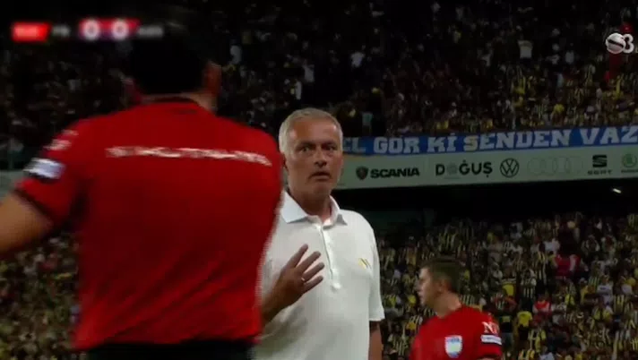 VIDEO / Mourinho, subito show in Turchia: protesta furiosa dopo 20′ e prima ammonizione - immagine 1