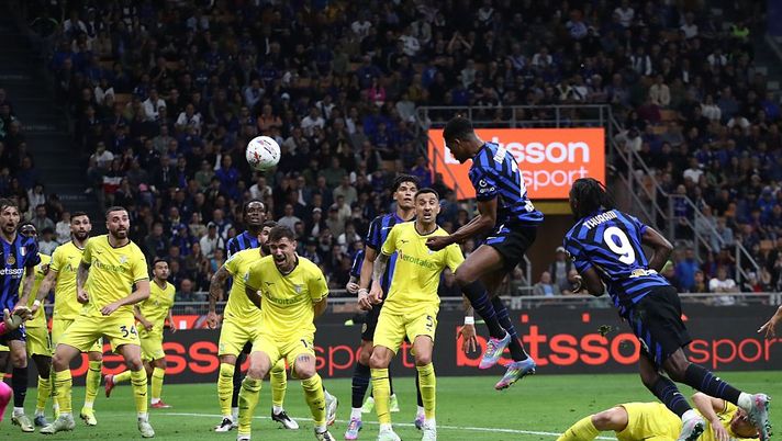 MILAN, ITALY - MAY 18: Denzel Dumfries of FC Internazionale scores their team's second goal during the Serie A match between FC Internazionale and SS Lazio at Stadio Giuseppe Meazza on May 18, 2025 in Milan, Italy. (Photo by Marco Luzzani/Getty Images) Al San Siro arriva la Lazio: questa volta l’Inter eviterà di inciampare? - immagine 1