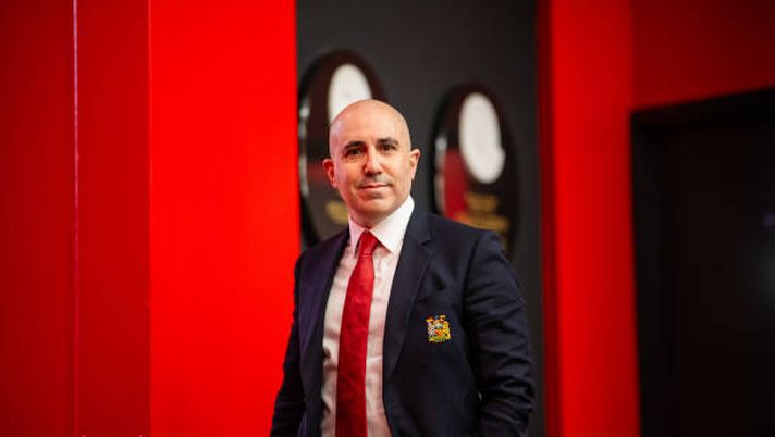 MANCHESTER, ENGLAND - AUGUST 16: Manchester United CEO Omar Berrada arrives prior to the Premier League match between Manchester United FC and Fulham FC at Old Trafford on August 16, 2024 in Manchester, United Kingdom. (Photo by Ash Donelon/Manchester United via Getty Images) Berrada, AD del Manchester United: “Possiamo vincere la Premier entro il 2028” - immagine 1