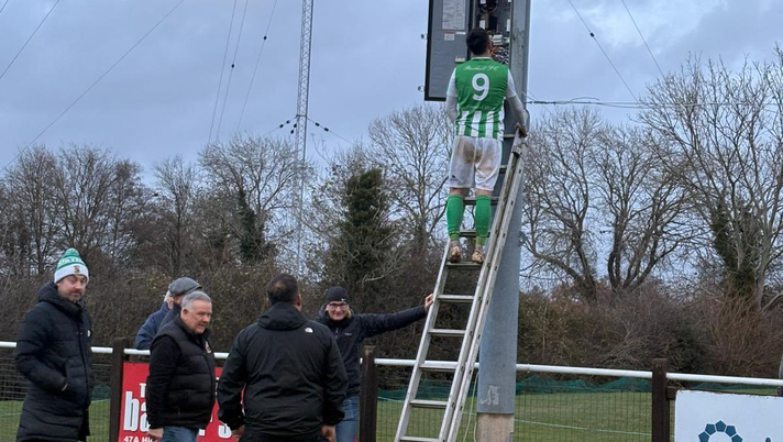 Credits Rusthall FC Gol e non solo: l’attaccante-elettricista del Rusthall salva (quasi) la partita dopo un guasto - immagine 1