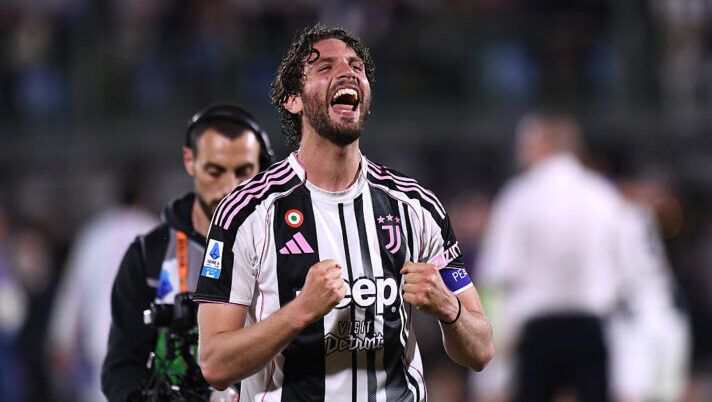 VENICE, ITALY - MAY 25: Manuel Locatelli of Juventus celebrates after the team's 3-2 victory following the Serie A match between Venezia and Juventus at Stadio Pier Luigi Penzo on May 25, 2025 in Venice, Italy. (Photo by Alessandro Sabattini/Getty Images) Juve, offerta da 25 milioni dall’Al Alhi per Locatelli: la risposta del club bianconero - immagine 1
