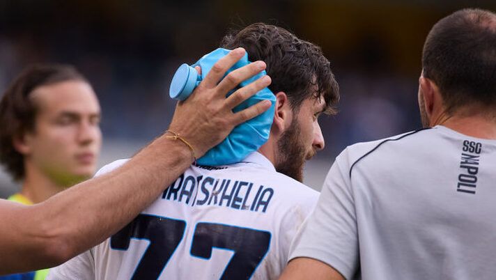 VERONA, ITALY - AUGUST 18: Khvicha Kvaratskhelia of Napoli SSC leaves the pitch injured during the Serie A match between Hellas Verona and Napoli at Stadio Marcantonio Bentegodi on August 18, 2024 in Verona, Italy. (Photo by Emmanuele Ciancaglini/Getty Images) Napoli, 4 ore in ospedale per Kvaratskhelia dopo il cambio di ieri: come sta verso il Bologna - immagine 1