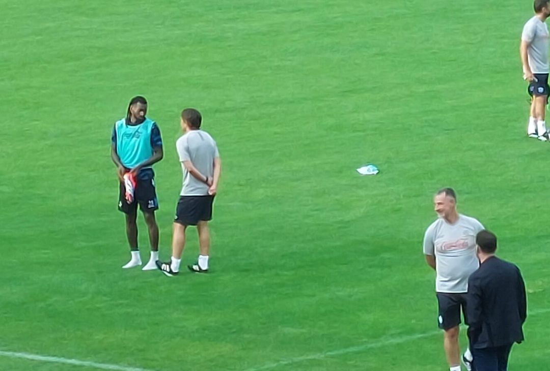 Lungo colloquio tra Conte e Anguissa dopo l'allenamento pomeridiano nel day 2 del ritiro di Dimaro