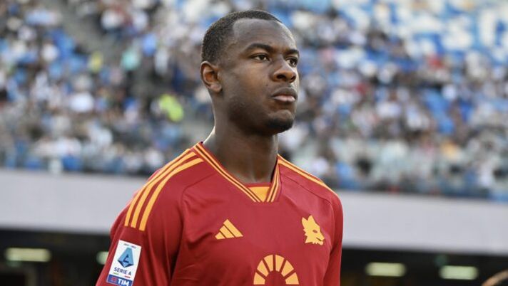NAPLES, ITALY - APRIL 28: Evan Ndicka of AS Roma before the Serie A TIM match between SSC Napoli and AS Roma - Serie A TIM at Stadio Diego Armando Maradona on April 28, 2024 in Naples, Italy. (Photo by Francesco Pecoraro/Getty Images) (Photo by Francesco Pecoraro/Getty Images) Ndicka: “Paura di Udine un ricordo, sto molto bene. Le Fée, Soulé e vi dico che Dovbyk…” - immagine 1