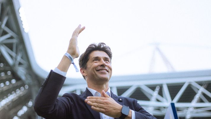 TURIN, ITALY - SEPTEMBER 13: Alessio Tacchinardi, former Juventus player greets the fans prior to the Serie A match between Juventus FC and FC Internazionale at Allianz Stadium on September 13, 2025 in Turin, Italy. (Photo by Daniele Badolato - Juventus FC/Juventus FC via Getty Images) Tacchinardi: “A Firenze voglio la Juventus di Spalletti. C’è troppa lentezza” - immagine 1