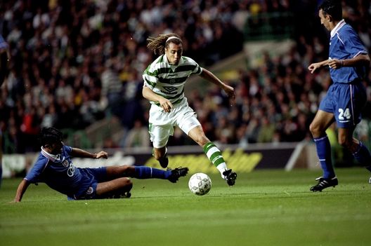 12 Agosto 1998: Henrik Larsson, attaccante del Celtic nel 1998 Mandatory Credit: Clive Brunskill /Allsport Celtic-Rangers: le 5 battaglie più infuocate della storia dell’Old Firm- immagine 7