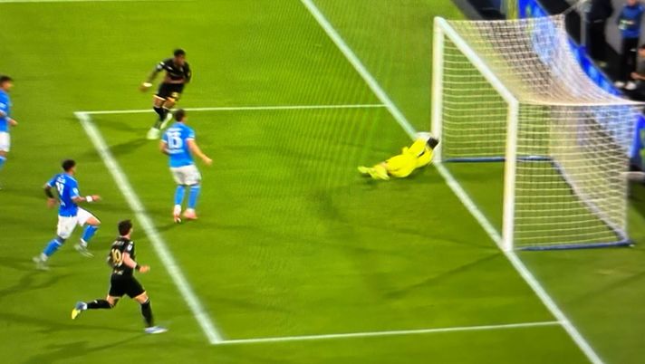 VIDEO Napoli-Genoa 1-1, Ahanor colpisce il palo: la palla rimbalza su Meret e entra in porta - immagine 1