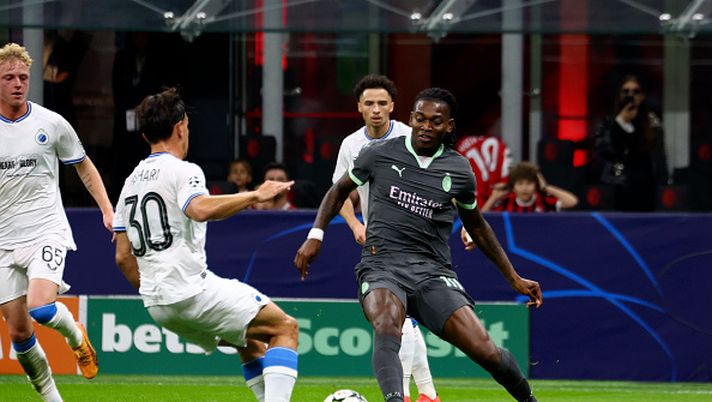 MILAN, ITALY - OCTOBER 22: Rafael Leao of AC Milan competes for the ball with Ardon Jashari of Club Brugge KV during the UEFA Champions League 2024/25 League Phase MD3 match between AC Milan and Club Brugge KV at Stadio San Siro on October 22, 2024 in Milan, Italy. (Photo by Giuseppe Cottini/AC Milan via Getty Images)  Leao e i primi mesi della stagione: film già visto, intanto 9 dribbling con il Bruges… - immagine 1