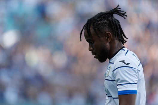 REGGIO NELL'EMILIA, ITALY - AUGUST 20: Ademola Lookman of Atalanta BC looks on during the Serie A TIM match between US Sassuolo and Atalanta BC at Mapei Stadium - Citta' del Tricolore on August 20, 2023 in Reggio nell'Emilia, Italy. (Photo by Emmanuele Ciancaglini/Getty Images) Consigli Fantacalcio, 5 attaccanti per la 5a giornata: riscatto Nzola, Thuram può stupire ancora- immagine 6