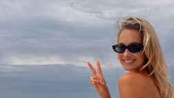 Viky Varga in spiaggia nonostante il brutto tempo. E il lato B di lady Pellé è super
