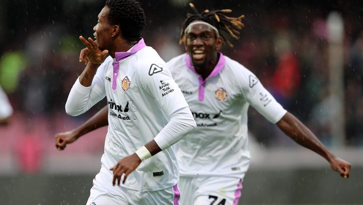 SALERNO, ITALY - NOVEMBER 05: David Okereke of US Cremonese celebrates after scoring the 1-1 goal during the Serie A match between Salernitana and US Cremonese at Stadio Arechi on November 05, 2022 in Salerno, Stadio Arechi. (Photo by Francesco Pecoraro/Getty Images)  Cremonese