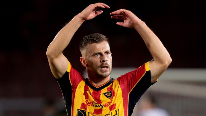 LECCE, ITALY - OCTOBER 29: Ylber Ramadani of Lecce celebrates after the Serie A match between Lecce and Verona na at Stadio Via del Mare on October 29, 2024 in Lecce, Italy. (Photo by Maurizio Lagana/Getty Images) Ramadani: “Non dobbiamo pensare alle assenze della Roma. Vogliamo fare la partita” - immagine 1