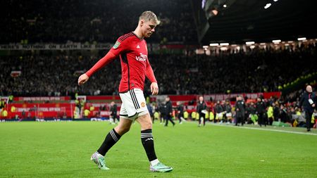 MANCHESTER, ENGLAND - NOVEMBER 01: Rasmus Hojlund of Manchester United looks dejected as he leaves the field at full-time following the team's defeat in the Carabao Cup Fourth Round match between Manchester United and Newcastle United at Old Trafford on November 01, 2023 in Manchester, England. (Photo by Michael Regan/Getty Images) la-storia-di-hojlund-e-la-trattativa-serrata-con-il-milan-rasmus-arriva-o-non-arriva