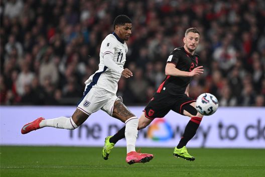 Londra, Inghilterra - 21 marzo 2025: Marcus Rashford ed Ivan Balliu durante la partita di qualificazione ai Mondiali tra Inghilterra ed Albania. (Foto di Mike Hewitt/Getty Images) Barcellona, i tifosi danno il benvenuto a Rashford con un murales- immagine 3