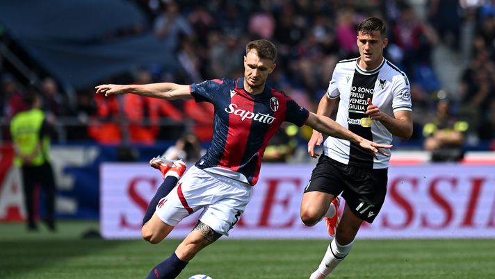 BOLOGNA, ITALY - APRIL 28: Stefan Posch of Bologna FC runs with the ball whilst under pressure from Lorenzo Lucca of Udinese Calcio during the Serie A TIM match between Bologna FC and Udinese Calcio at Stadio Renato Dall'Ara on April 28, 2024 in Bologna, Italy. (Photo by Alessandro Sabattini/Getty Images) Bologna-Udinese, le pagelle di Gazzetta- immagine 1