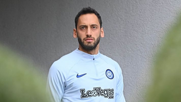 COMO, ITALY - FEBRUARY 15: Hakan Calhanoglu of FC Internazionale looks on during the FC Internazionale training session at Suning Training Centre on February 15, 2024 in Como, Italy. (Photo by Mattia Pistoia - Inter/Inter via Getty Images) Gazzetta: “Inter infastidita, attesa l’offerta del Bayern per Calhanoglu” - immagine 1