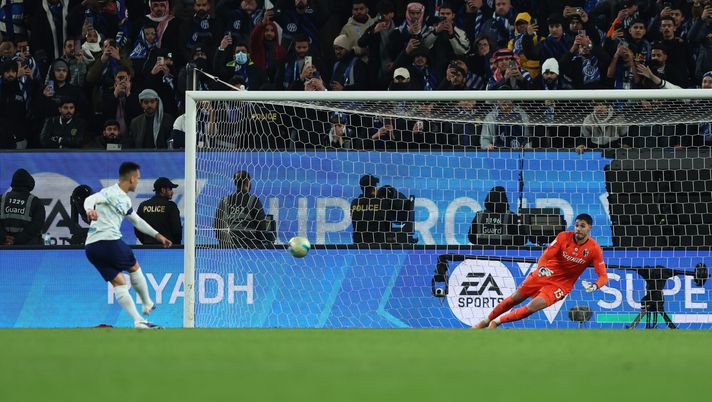 RIYADH, SAUDI ARABIA - DECEMBER 19: Lautaro Martinez of Internazionale scores a goal past Federico Ravaglia of Bologna FC 1909 from the penalty spot in the penalty shootout during the Supercoppa Italiana semifinal match between Bologna FC 1909 and FC Internazionale at King Saud University Stadium on December 19, 2025 in Riyadh, Saudi Arabia. (Photo by Yasser Bakhsh/Getty Images) Supercoppa, il Bologna batte l’Inter ai rigori! Affronterà il Napoli di Conte - immagine 1