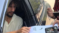 VIDEO – Milan, Adli firma autografi ai tifosi fuori da Milanello | PM News