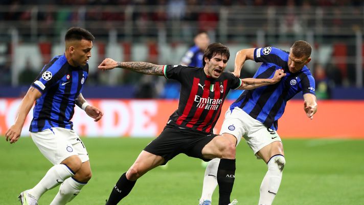 MILAN, ITALY - MAY 10: Sandro Tonali of AC Milan is challenged by Lautaro Martinez and Edin Dzeko of FC Internazionale during the UEFA Champions League semi-final first leg match between AC Milan and FC Internazionale at San Siro on May 10, 2023 in Milan, Italy. (Photo by Marco Luzzani/Getty Images) Casini: “Tre finali risultato importante, ora i nostri giocatori sono richiesti” - immagine 1