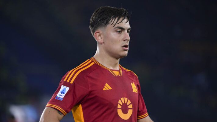 ROME, ITALY - NOVEMBER 12: AS Roma player Paulo Dybala during the Serie A TIM match between SS Lazio and AS Roma at Stadio Olimpico on November 12, 2023 in Rome, Italy. (Photo by Luciano Rossi/AS Roma via Getty Images) Dal sostituto di Lukaku a Dybala, El Shaarawy e Mancini: tutto sulla formazione della Roma - immagine 1