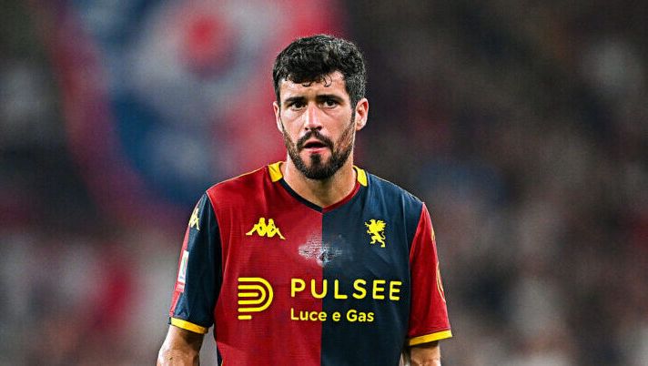 GENOA, ITALY - AUGUST 15: Aaron Martin of Genoa looks on during the Coppa Italia match between Genoa CFC and LR Vicenza at Stadio Luigi Ferraris on August 15, 2025 in Genoa, Italy. (Photo by Simone Arveda/Getty Images) Asta fantacalcio: sei difensori che potete provare a prendere (e occhio ai prezzi medi)- immagine 1