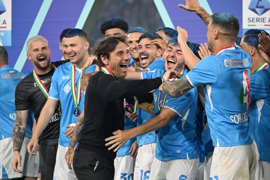 Antonio Conte, allenatore del Napoli, festeggia lo scudetto con i propri ragazzi (Foto di Francesco Pecoraro/Getty Images) Again, “Vincere è l’unica cosa che Conte”: Napoli torna Campione- immagine 2