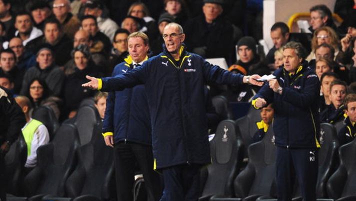 LONDON, ENGLAND - DECEMBER 12: Tottenham Hotspur first team coach Joe Jordan shows his frustration with Harry Redknapp (L), Manager of Tottenham Hotspur during the Barclays Premier League match between Tottenham Hotspur and Wolverhampton Wanderers at White Hart Lane on December 12, 2009 in London, England. (Photo by Mike Hewitt/Getty Images) Joe Jordan al Milan: “Abbi pazienza e Abraham tornerà quello da 15-20 gol” - immagine 1