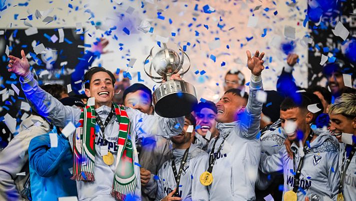 AVELLANEDA, ARGENTINA - JULY 7: Jano Gordon of Velez Sarsfield lifts the champions trophy after winning the Supercopa Internacional 2025 match between Estudiantes and Velez Sarsfield at Estadio Libertadores de América on July 7, 2025 in Avellaneda, Argentina. (Photo by Marcelo Endelli/Getty Images) Velez