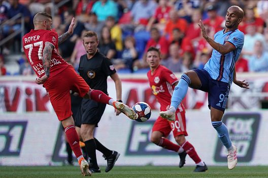 Daniel Royer dei New York Red Bulls contrasta Héber del New York City FC. New York City-New York Red Bulls è “The Hudson River Derby”: il pronostico di DDD- immagine 3