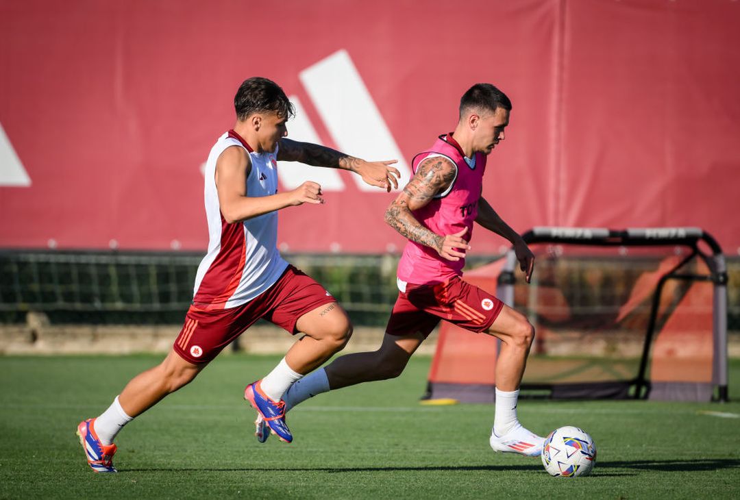 Trigoria, la firma e il primo allenamento di Enzo Le Fée con la Roma – FOTO GALLERY - immagine 8
