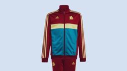 Tifosi Roma, rabbia da derby contro la nuova tuta: “E’ della Lazio, ve la comprate voi…”