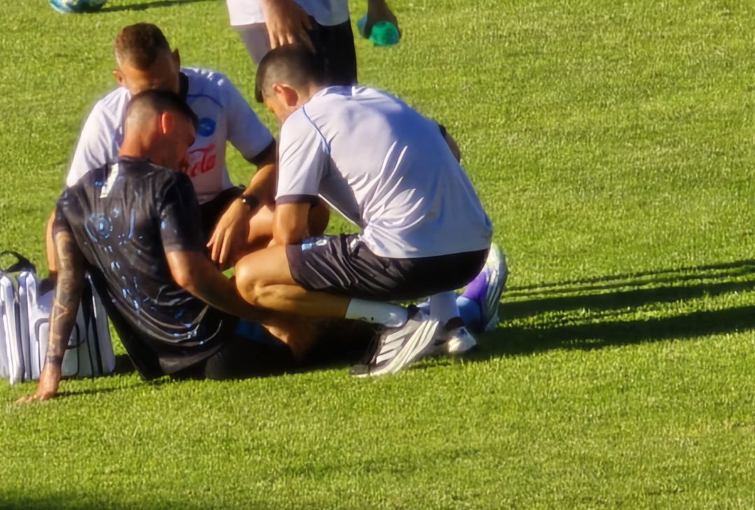 Matteo Politano ha accusato un problema alla coscia destra durante la seduta pomeridiana