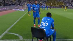 Al Hilal, il nazionale saudita fa gol e si mette in poltrona: a bordocampo…