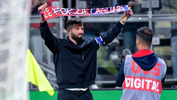 Leonardo Pavoletti saluta un'ultima volta i tifosi del Cagliari (vs Torino; Serie A, 17 maggio)