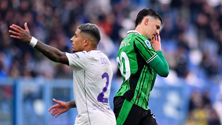 SASSUOLO, ITALY - DECEMBER 06: Tarik Muharemovic of US Sassuolo Calcio celebrates scoring his team's second goal during the Serie A match between US Sassuolo Calcio and ACF Fiorentina at Mapei Stadium Citta del Tricolore on December 06, 2025 in Sassuolo, Italy. (Photo by Alessandro Sabattini/Getty Images) La Fiorentina non è affondata, si è disintegrata. Urge cambiare in difesa - immagine 1