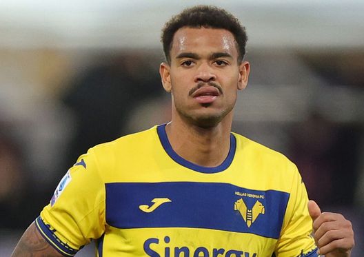 FLORENCE, ITALY - DECEMBER 17: Cyril Ngonge of Hellas Verona looks on during the Serie A TIM match between ACF Fiorentina and Hellas Verona FC at Stadio Artemio Franchi on December 17, 2023 in Florence, Italy. (Photo by Gabriele Maltinti/Getty Images) Ngonge, quanti errori domenica. Ma la Fiorentina lo stima da tempo - immagine 1