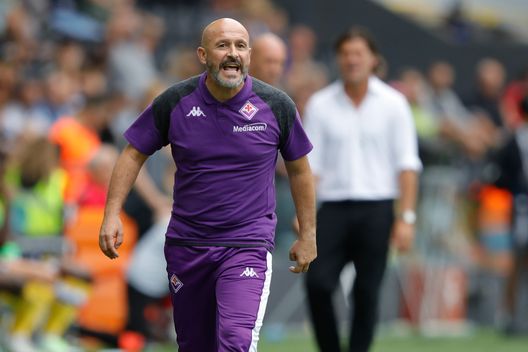 UDINE, ITALY - SEPTEMBER 24: Manager of Fiorentina, Vincenzo Italiano, during the Serie A TIM match between Udinese Calcio and ACF Fiorentina at Udinese Arena on September 24, 2023 in Udine, Italy. (Photo by Timothy Rogers/Getty Images) Italiano: “Gol degli attaccanti a breve. Nico? Ecco come sta”- immagine 2