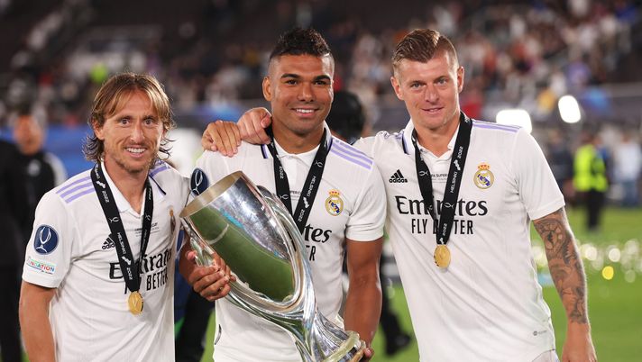 Il Real Madrid fa mea culpa dopo Lisbona: 'Fallito il piano di rinnovamento' (Foto di Alex Grimm/Getty Images ) Modric, Casemiro e Kroos con il trofeo della Champions League