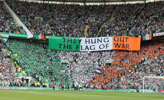 GLASGOW, SCOZIA - 10 SETTEMBRE: Tifosi del Celtic contro i Rangers nel 2016 (Foto di Steve Welsh/Getty Images) Gesto vergognoso all’Old Firm: tifoso del Celtic licenziato in diretta TV- immagine 3