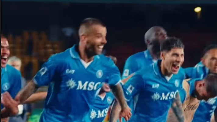 VIDEO Il Napoli celebra la vittoria con i tifosi a Lecce: l’esultanza da brividi - immagine 1