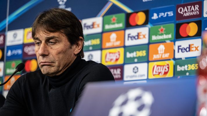 COPENHAGEN, DENMARK - JANUARY 19: Antonio Conte of SSC Napoli attends the press conference at Parken Stadium on January 19, 2026 in Copenhagen, Denmark. (Photo by SSC NAPOLI/SSC NAPOLI via Getty Images) Conte sommerso dalle critiche: “Chieda scusa a Napoli! A un passo dal fallimento” - immagine 1