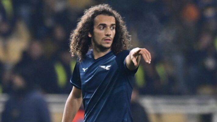PARMA, ITALY - DECEMBER 13: Mattéo Guendouzi of SS Lazio during the Serie A match between Parma Calcio 1913 and SS Lazio at Stadio Ennio Tardini on December 13, 2025 in Parma, Italy. (Photo by Alessandro Sabattini/Getty Images) Ds Lazio: “Cessione Guendouzi? Rispondo così! Su Noslin e la partenza di Castellanos…” - immagine 1