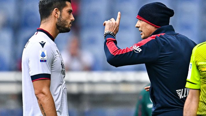 GENOA, ITALY - MAY 21: Sinisa Mihajlovic head coach of Bologna (R) issues Kevin Bonifazi of Bologna some instructions during the Serie A match between Genoa CFC and Bologna Fc at Stadio Luigi Ferraris on May 21, 2022 in Genoa, Italy. (Photo by Getty Images) Cor Sport – La ripartenza di Bonifazi: può essere l’arma di Thiago Motta - immagine 1