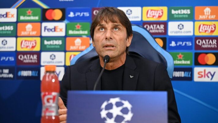 NAPLES, ITALY - NOVEMBER 03: Antonio Conte speaks at a press conference of Napoli at Stadio Diego Armando Maradona on November 03, 2025 in Naples, Italy. (Photo by SSC NAPOLI/SSC NAPOLI via Getty Images) Conte: “Dopo gli infortuni è cresciuto il senso di responsabilità, i nuovi hanno reagito così” - immagine 1
