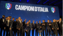 VIDEO / Festa Inter al Castello, Dimarco lancia i cori: nerazzurri cantano con lo scudetto