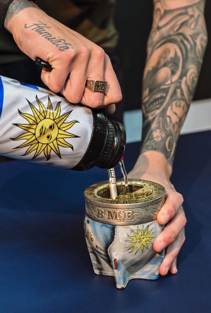 GALLERY Mathias Olivera rinnova con il Napoli: la firma tra maglia celebrativa e mate - immagine 3