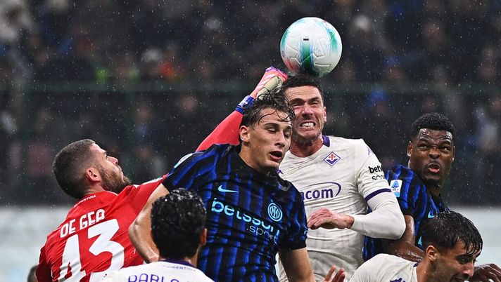 MILAN, ITALY - OCTOBER 29: Francesco Pio Esposito of FC Internazionale, in action, battles for the ball during the Serie A match between FC Internazionale and ACF Fiorentina at Giuseppe Meazza Stadium on October 29, 2025 in Milan, Italy. (Photo by Mattia Ozbot - Inter/Inter via Getty Images) Inter-Fiorentina 3-0: non basta De Gea, Calhanoglu e Sucic firmano un altro ko - immagine 1