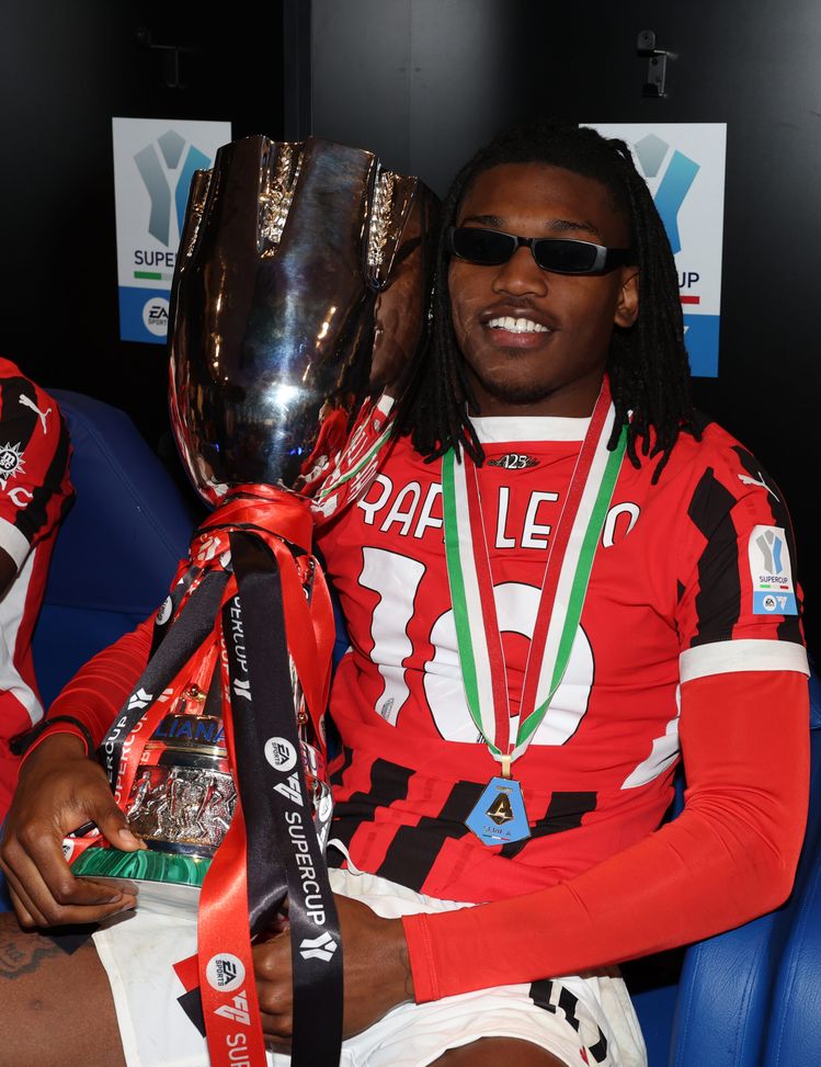 RIYADH, SAUDI ARABIA - JANUARY 06: Rafael Leao of AC Milan celebrates with the trophy after winning the Italian Super Cup Final match between FC Internazionale and AC Milan at Al- Awwal Park Stadium on January 06, 2025 in Riyadh, Saudi Arabia. (Photo by Claudio Villa/AC Milan via Getty Images) Supercoppa 2026 in Arabia: quando si gioca e quali squadre parteciperanno- immagine 3